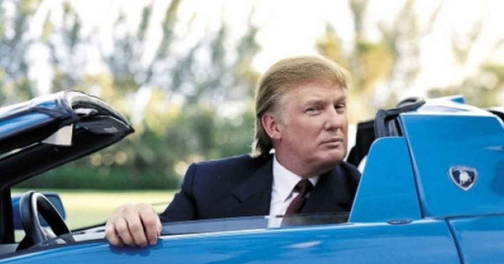 USA, Trump pensa a dazi del 100%: anche la Vespa è coinvolta