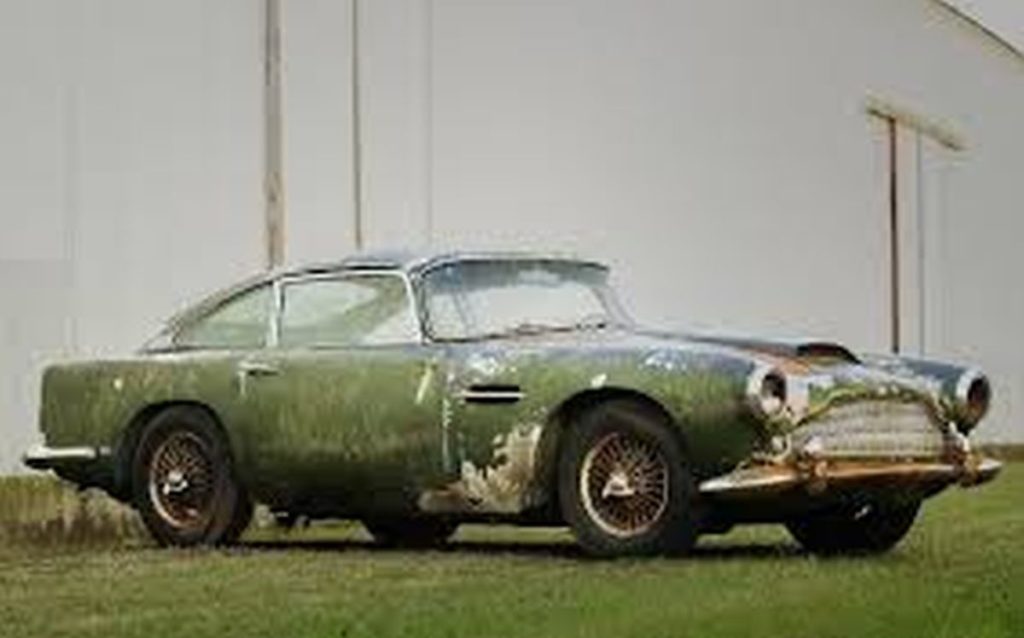 Aston Martin DB4 abbandonata