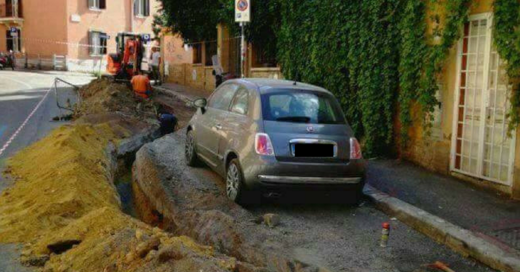 Roma, Fiat 500 in "ostaggio" dei lavori stradali, la foto finisce su Facebook