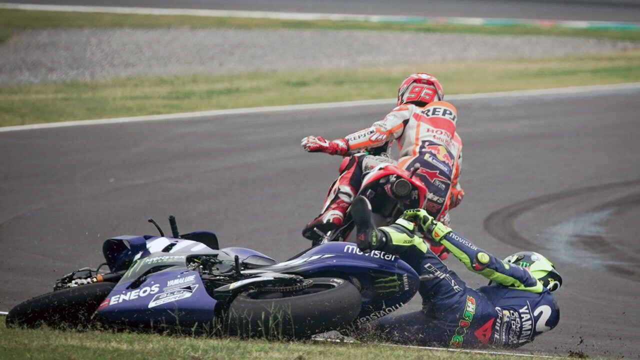 Valentino Rossi furioso contro Marquez: “Non deve più guardarmi in faccia, distrugge il nostro sport”