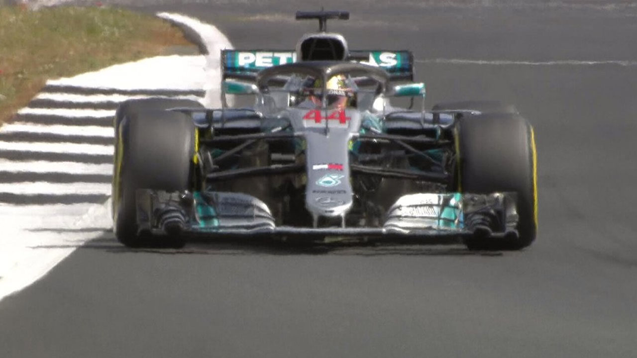 Silverstone, pole magnifica di Lewis Hamilton: ma Vettel e Raikkonen lo inseguono da vicino