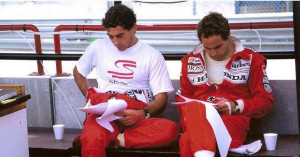 Senna, l’ultimo ricordo di Berger: “Sorrise sotto il casco”