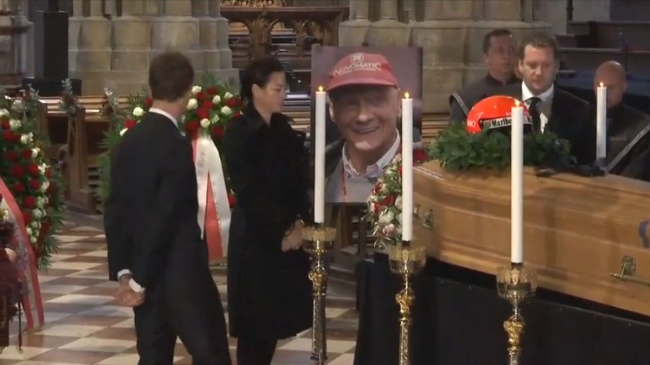 Funerali Niki Lauda, il casco Ferrari sul feretro