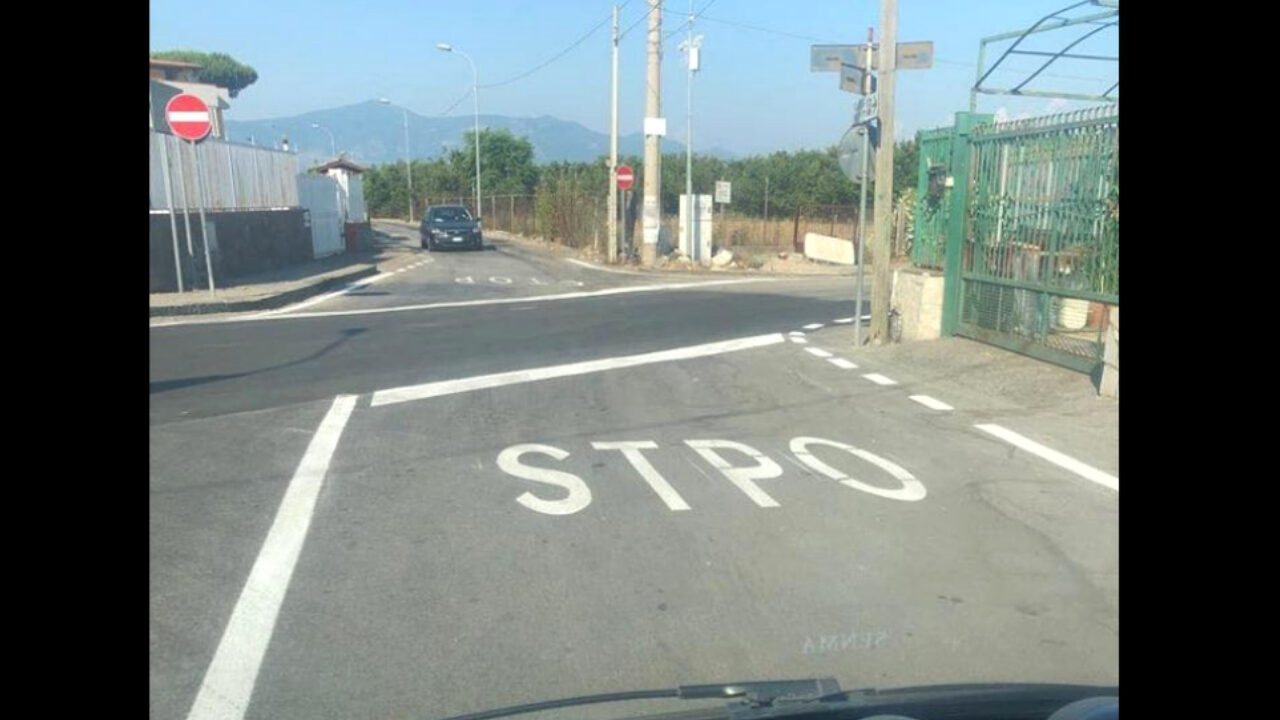 "Stpo" invece di "Stop" sull'asfalto: l'errore di Boscoreale virale