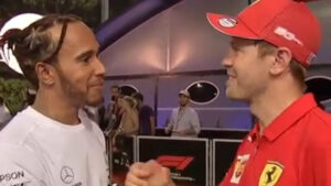 Vettel re a Singapore, Hamilton lo interrompe per… le congratulazioni
