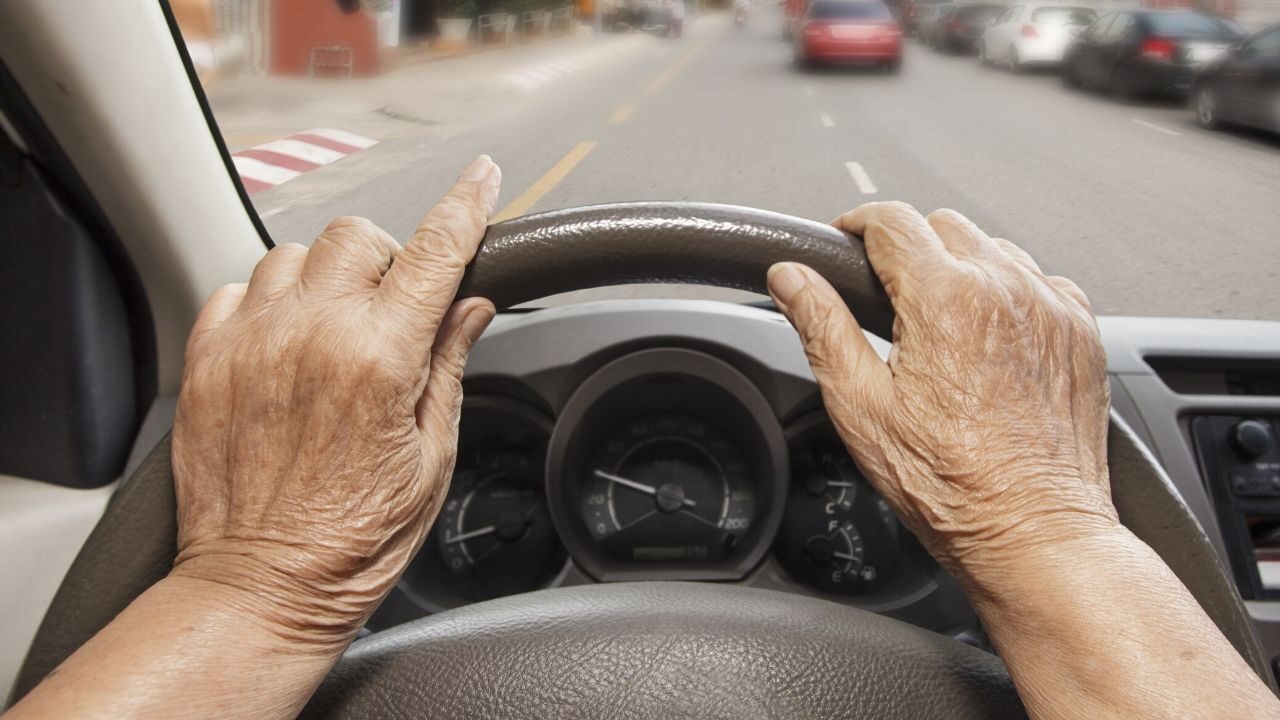 anziana alla guida