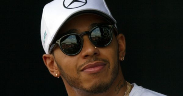 Hamilton smentisce le voci sulle trattative con la Mercedes