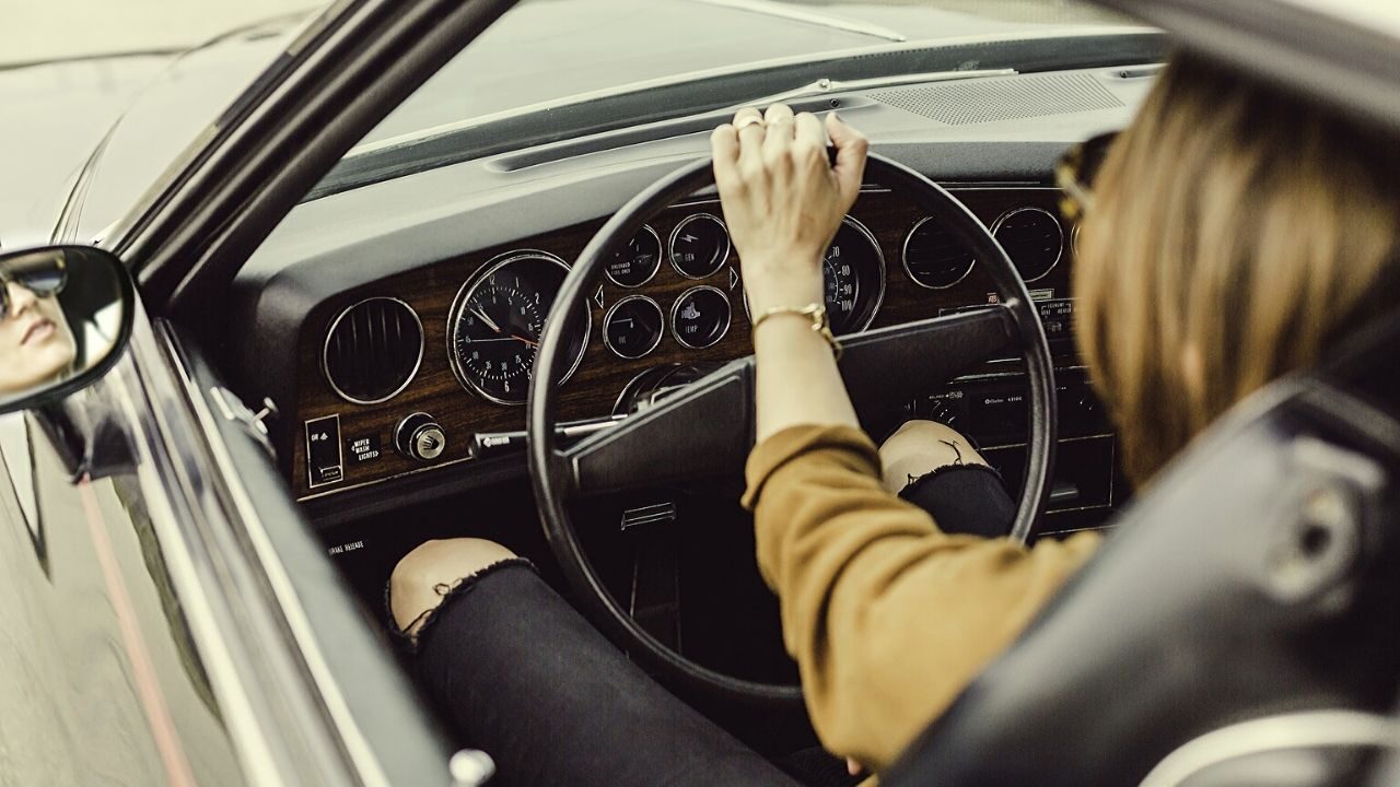 Donne più distratte degli uomini al volante? I dati dicono il contrario