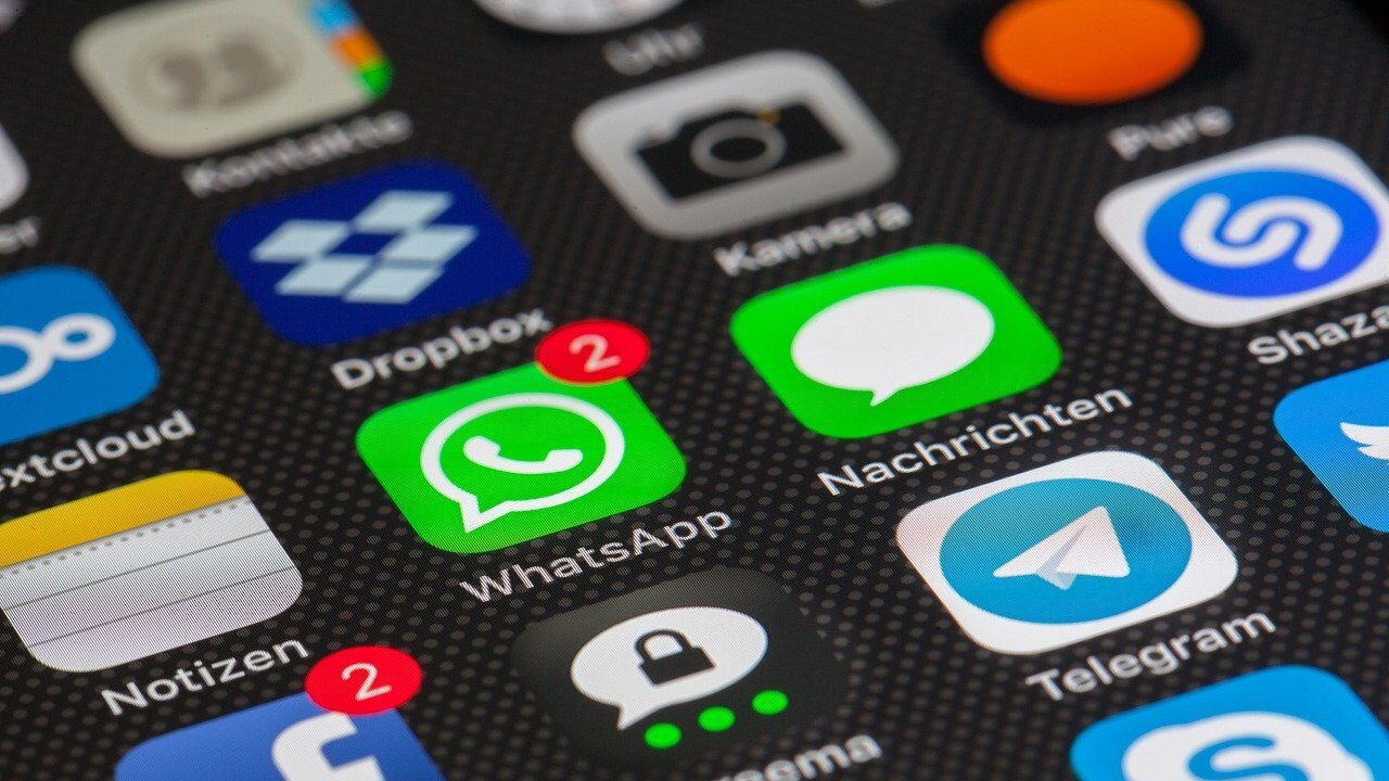 WhatsApp: non è reato partecipare a un gruppo “anti posto di blocco”