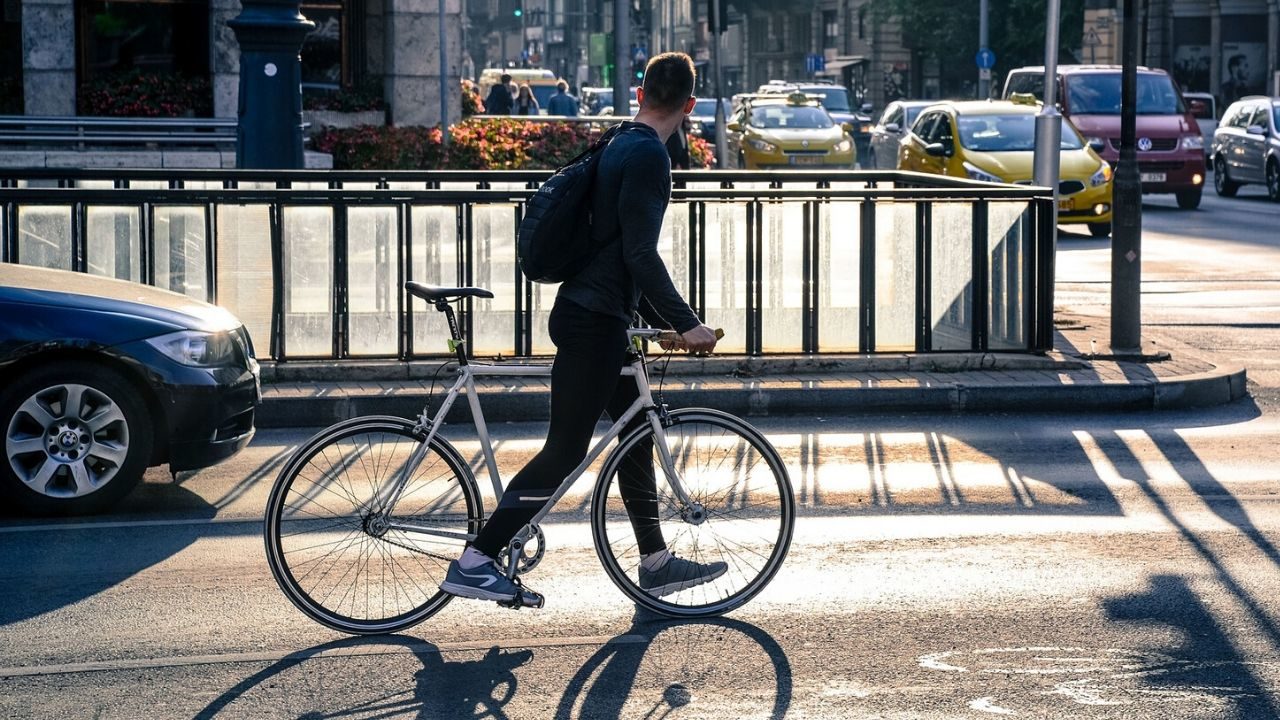 uomo su una bici in città