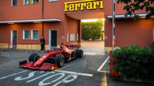 La Ferrari saluta Maranello con Leclerc a bordo della SF1000