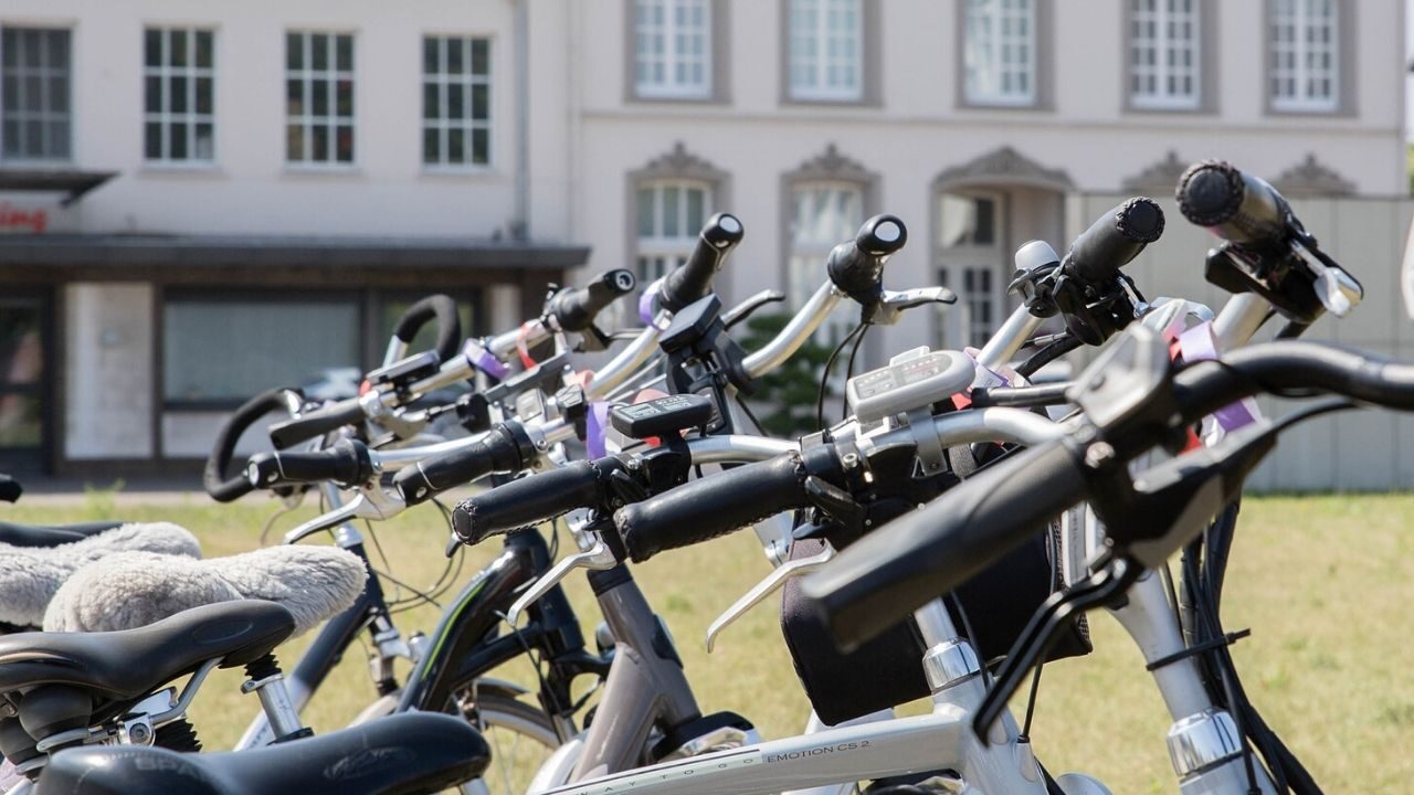 foto dei manubri di biciclette parcheggiate