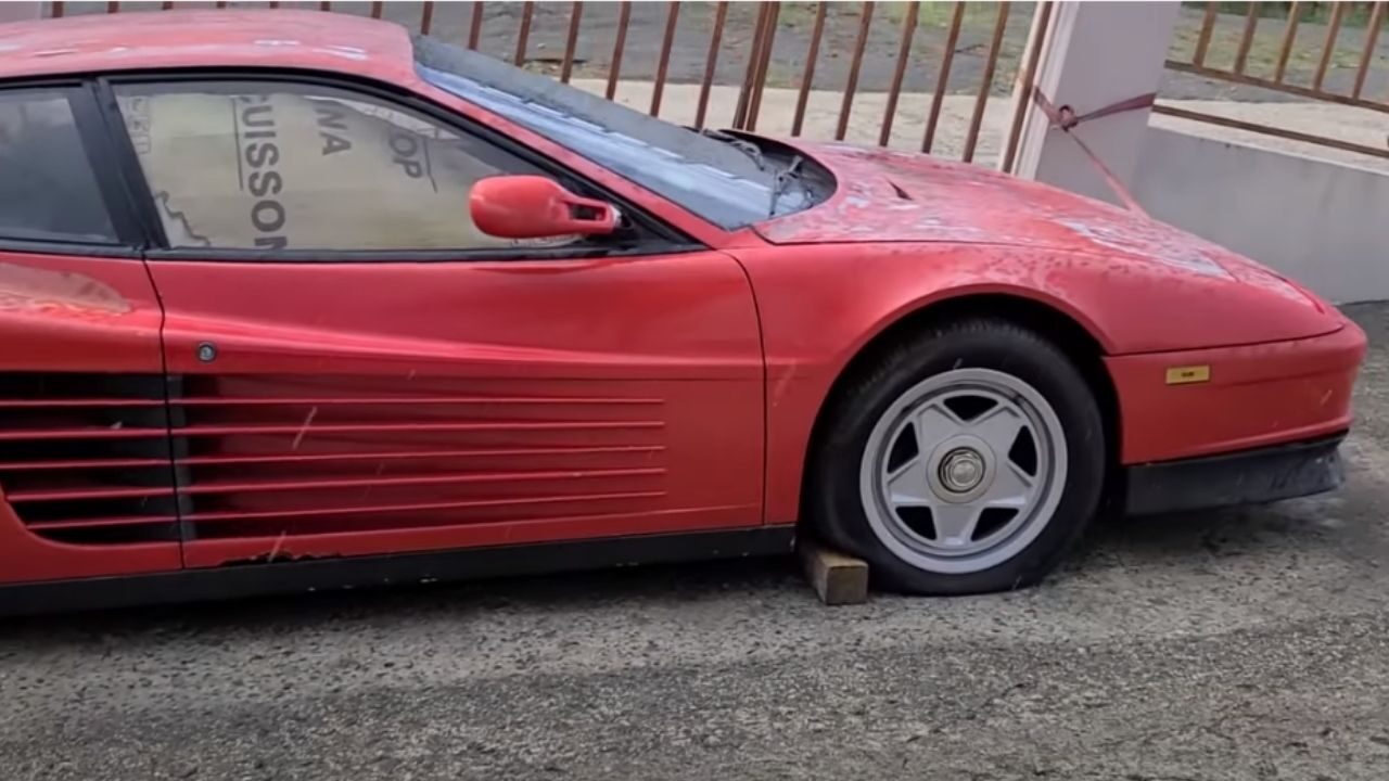 Una Ferrari Testarossa abbandonata in strada a Porto Rico da 17 anni