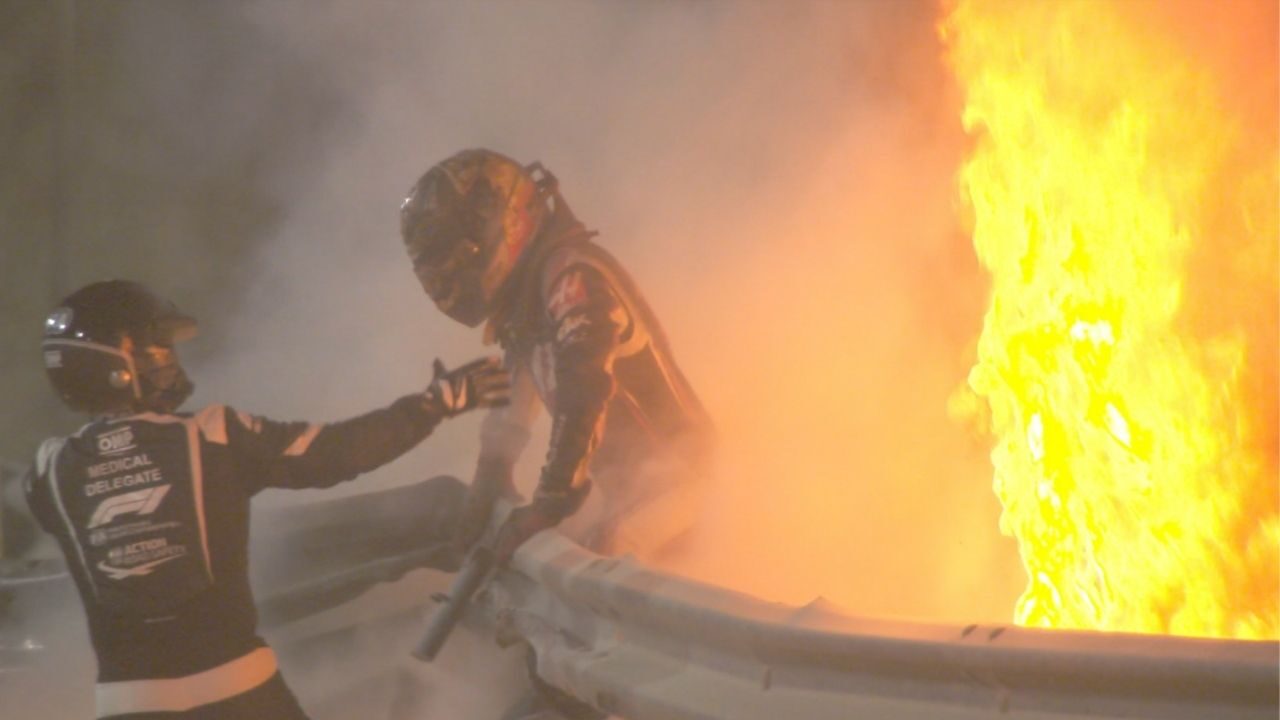 Gp Bahrain, terribile incidente per Grosjean. Il pilota scappa dalle fiamme
