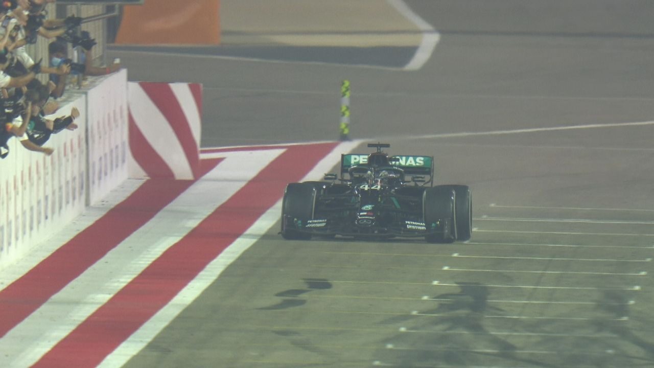 Gp Bahrain, trionfa Hamilton ma la gara è infuocata