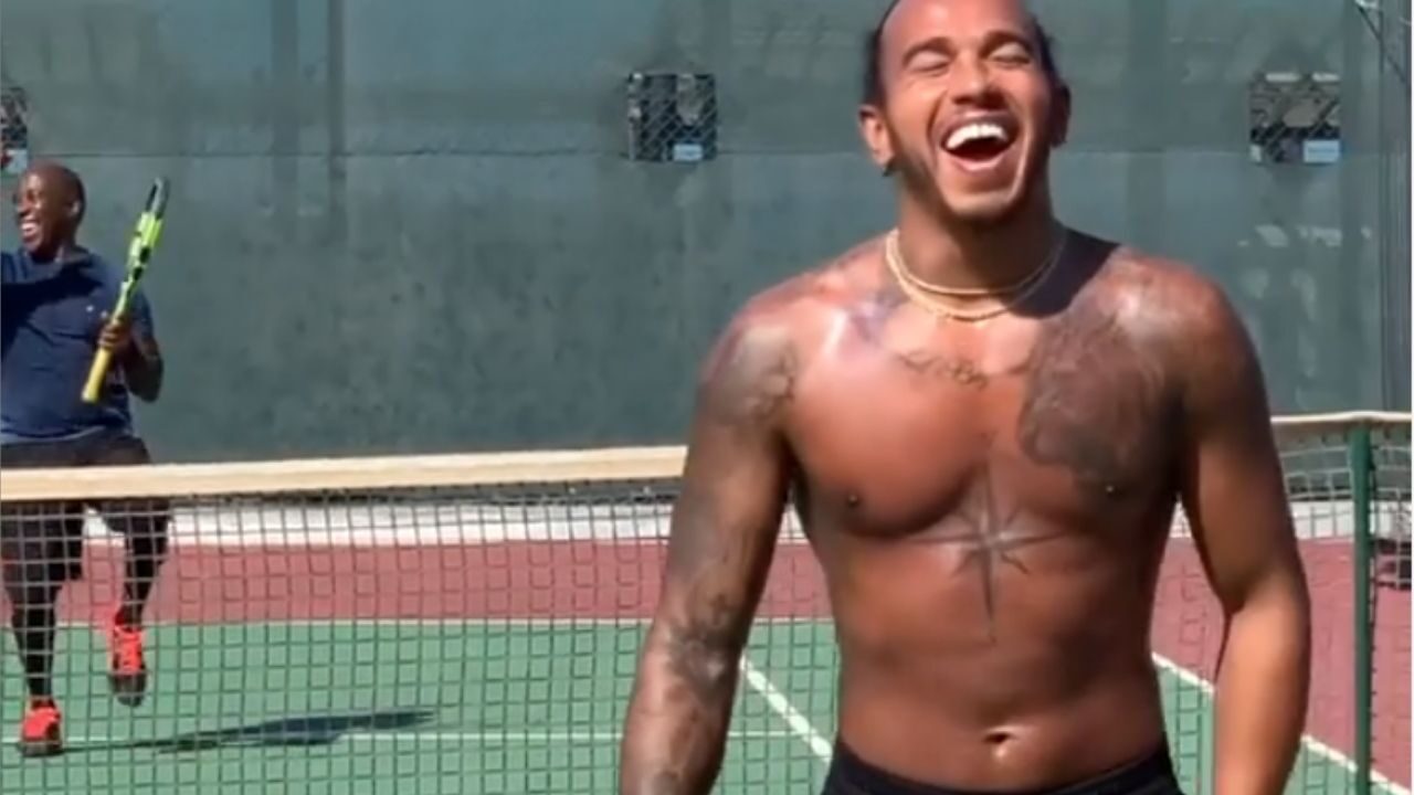 Hamilton gioca a tennis con il padre, ma non è un portento: il video