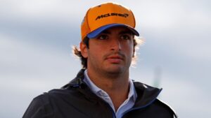 McLaren, messaggio in italiano alla Ferrari su Sainz: “Abbiatene cura”