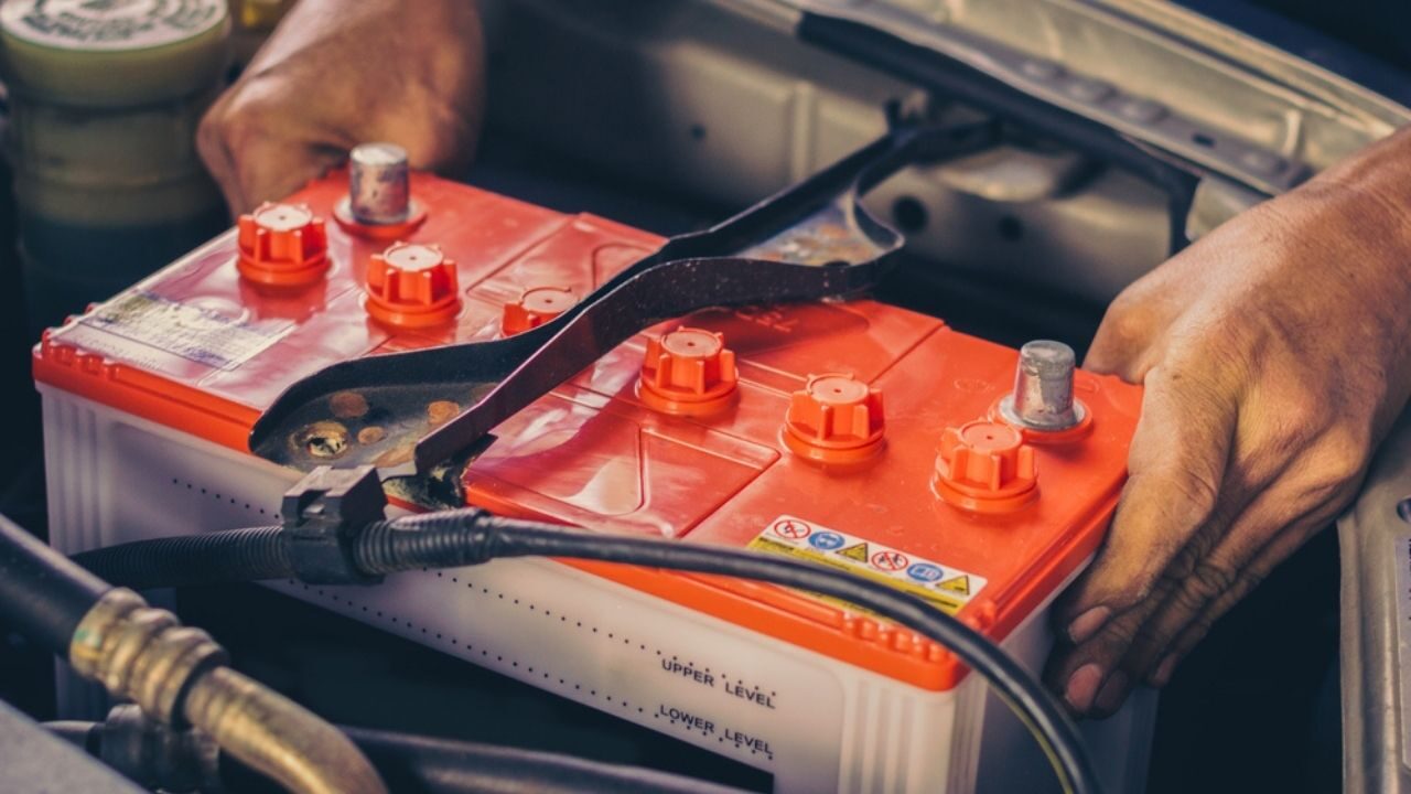 Smaltire batteria auto: come farlo a norma di legge e rispettando l’ambiente