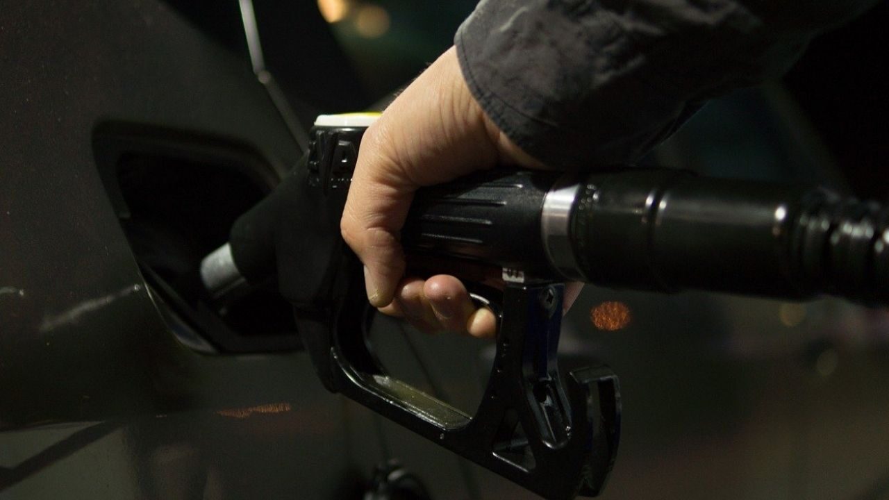 Il costo della benzina verde aumenta ancora: allarme dei Consumatori