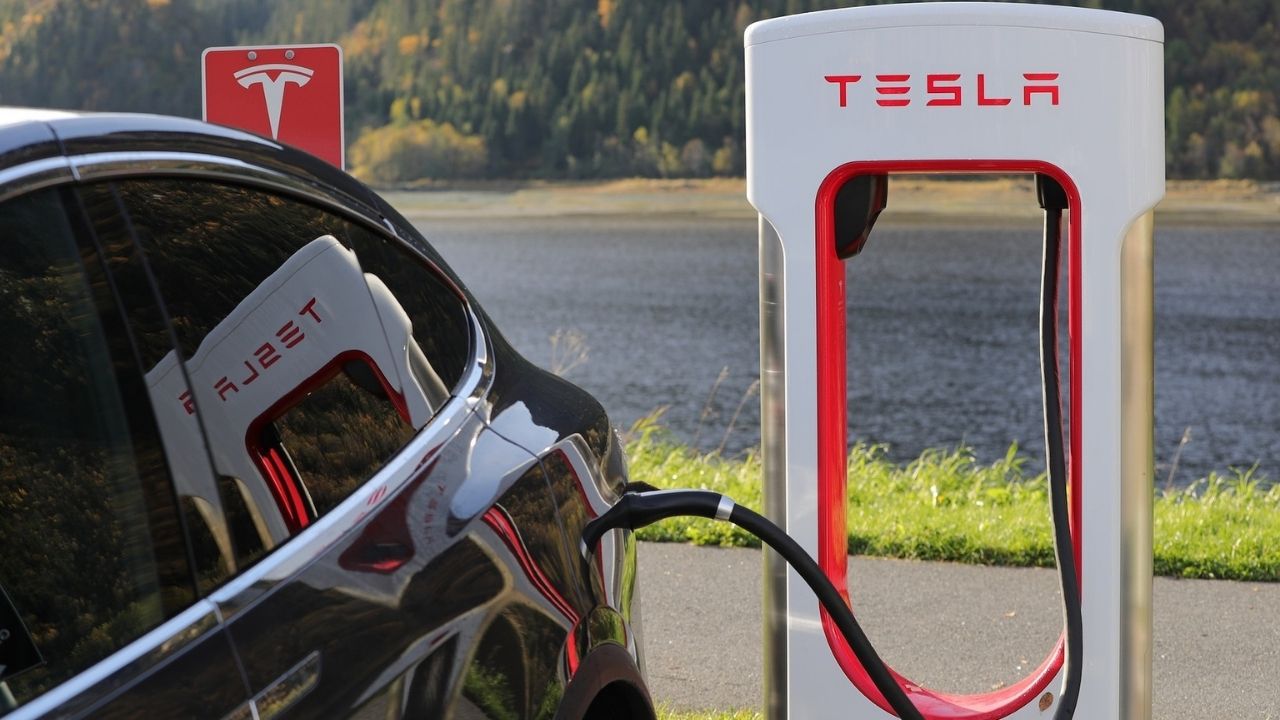 Il mondo delle auto cambia: le batterie al litio verranno sostituite
