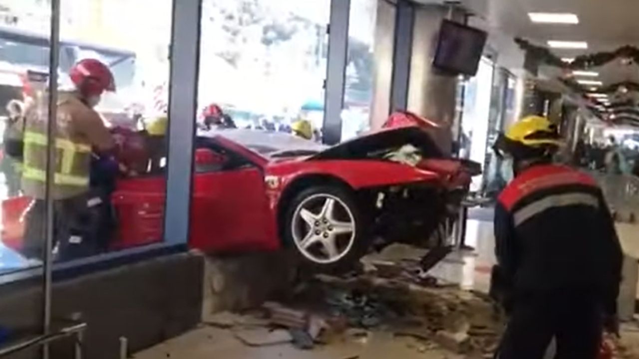 Ferrari: shopping natalizio finito male e vetrina sfondata