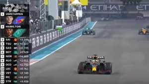 La finale del mondiale di F1: Verstappen vince superando Hamilton a poche curve dal traguardo
