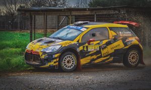 Automobile da Rally gialla in pista