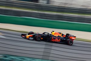 Monoposto della Red Bull, che apre la 75esima stagione di Formula 1 in Bahrain con una vittoria netta.