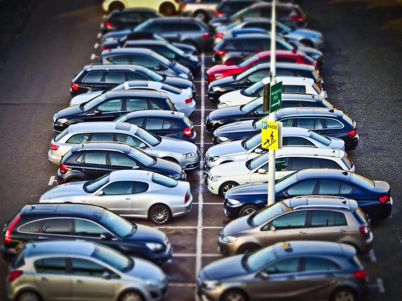 Automobili allineate in un parcheggio del centro città.