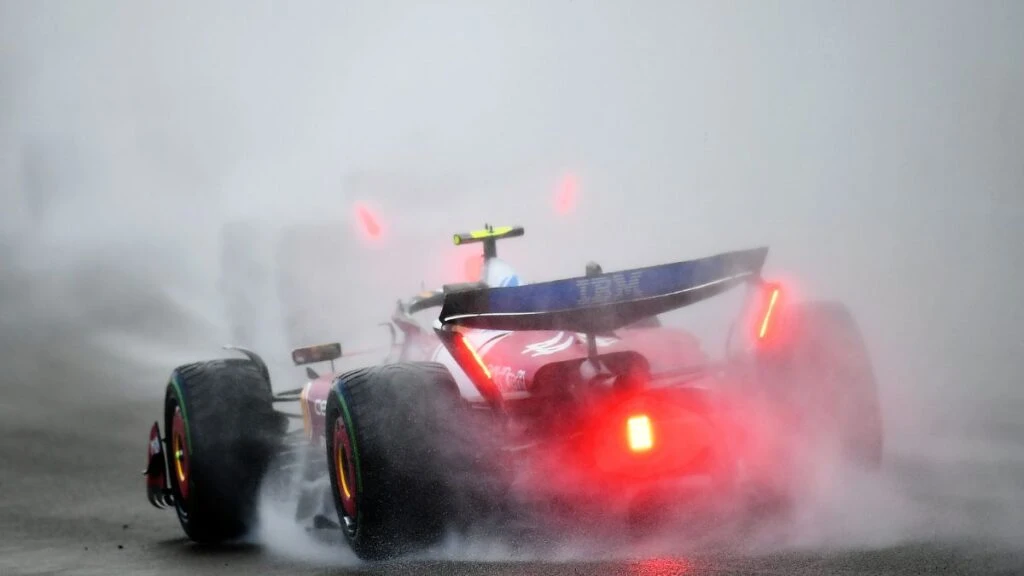 hamilton in pista, durante la pioggia.