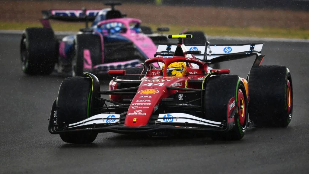 Hamilton in pista durante il gran premio d'Inghilterra