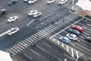 Un incrocio con le tipiche corsie di canalizzazione